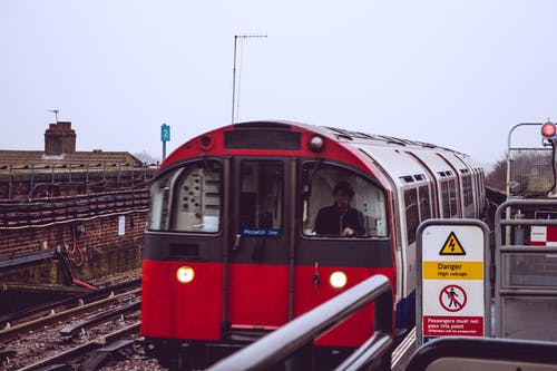 红色和黑色火车 · 免费素材图片