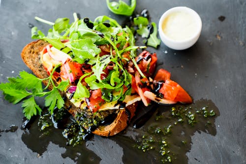 面包和蔬菜汁 · 免费素材图片