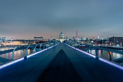 高层建筑附近桥梁的建筑摄影 · 免费素材图片