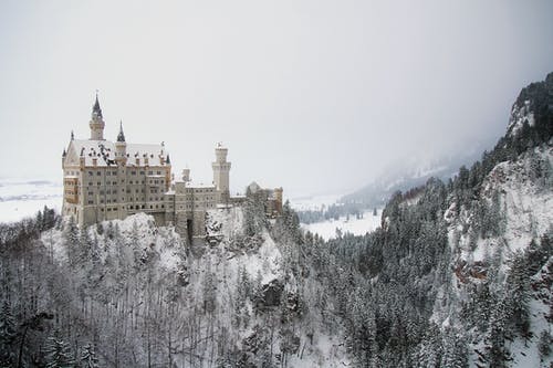 悬崖上的城堡 · 免费素材图片