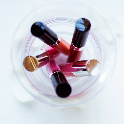 五种在玻璃上的各种颜色的液体唇膏 · 免费素材图片