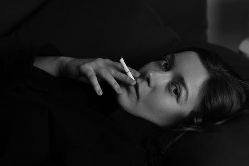 女人吸烟 · 免费素材图片