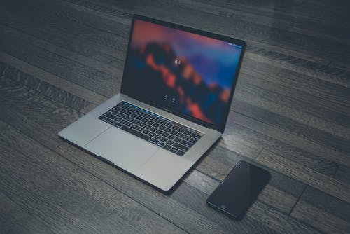 Macbook Pro和深空灰色iphone 6 · 免费素材图片