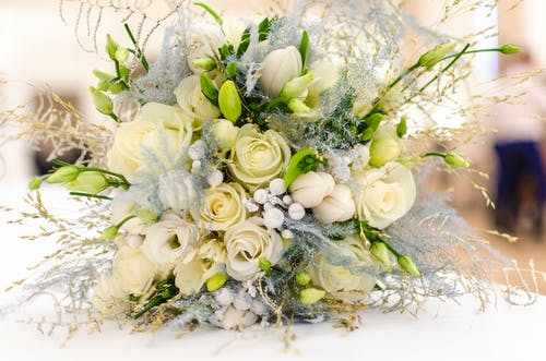 桌上的白玫瑰花束 · 免费素材图片