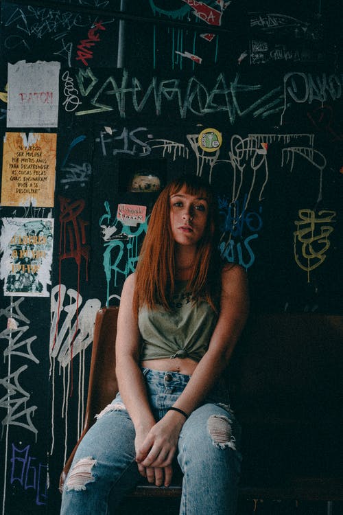 坐在黑墙旁边的男人 · 免费素材图片