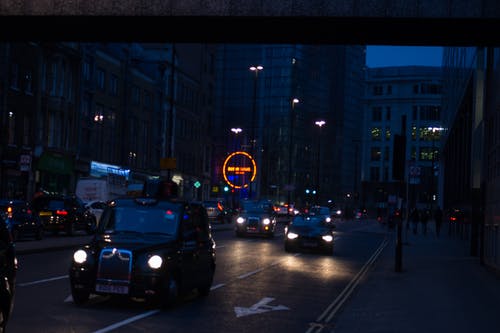 夜间道路上的车辆 · 免费素材图片