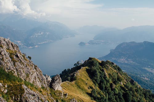 蓝蓝的天空和云彩下的河山景 · 免费素材图片