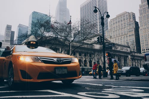 黄色丰田轿车在公路上 · 免费素材图片