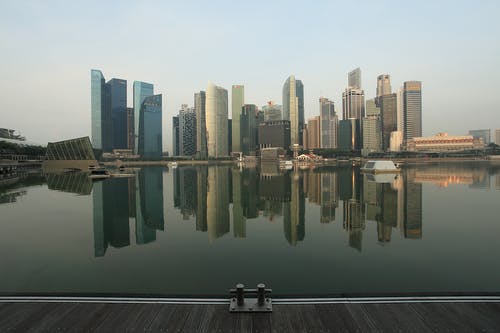 摩天大楼在城市的反思 · 免费素材图片