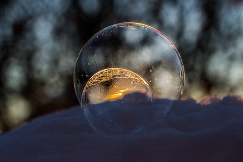 水晶球模糊背景的特写镜头 · 免费素材图片