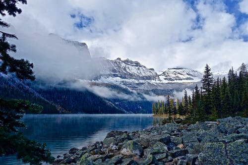 在背景中的山脉与湖的景色 · 免费素材图片