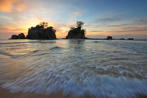 海岸线上的海浪 · 免费素材图片