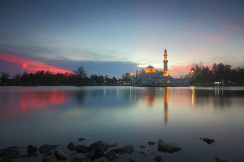 黄金时段在水体附近的清真寺 · 免费素材图片