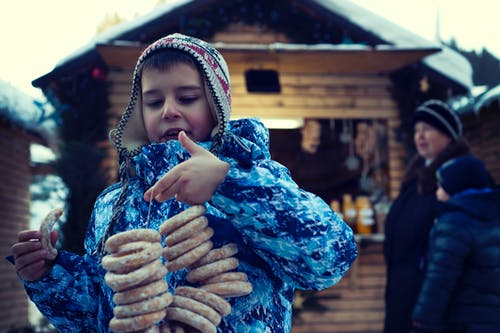 男孩抱着甜甜圈 · 免费素材图片