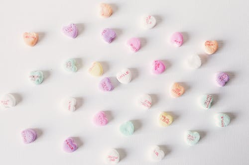在白色背景上设置的多彩甜蜜糖果 · 免费素材图片