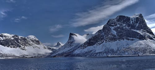 湖对山脉的风景 · 免费素材图片