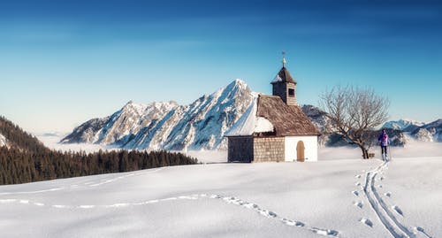 白雪皑皑的山脉，蓝色的天空的视图 · 免费素材图片