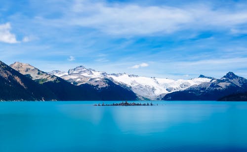 反对山脉的冻湖的风景 · 免费素材图片