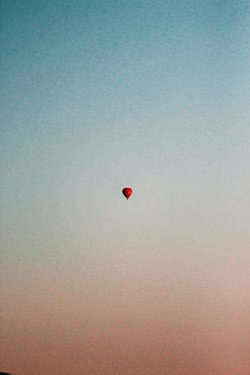 红热气球在天空上 · 免费素材图片