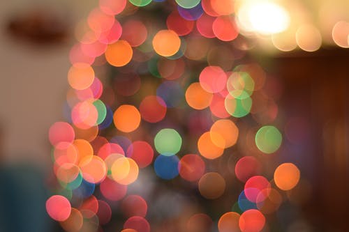 散焦的形象的发光的圣诞树 · 免费素材图片