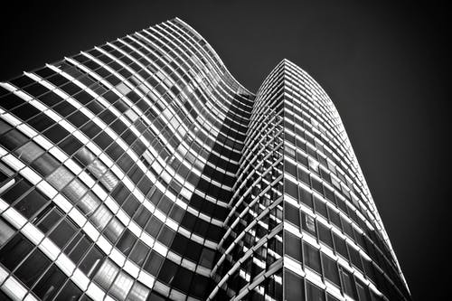 摩天大楼的低角度视图 · 免费素材图片