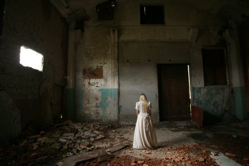 被遗弃的房间里的女人 · 免费素材图片