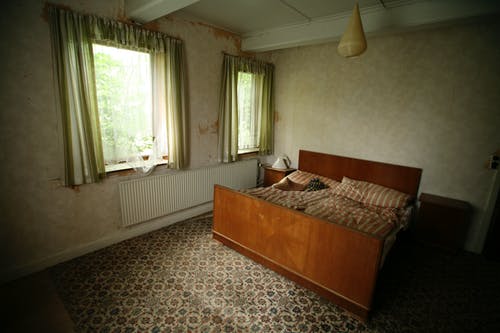 室内棕色木制床架 · 免费素材图片