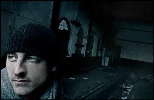 坐在长椅上的男人 · 免费素材图片