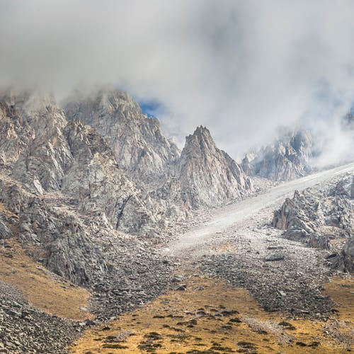 雾覆盖的山脉的风景摄影 · 免费素材图片