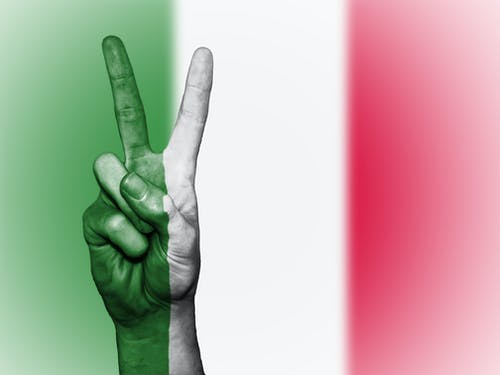 人的手做和平标志与印度国旗背景 · 免费素材图片