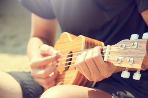 玩夏威夷四弦琴的人 · 免费素材图片