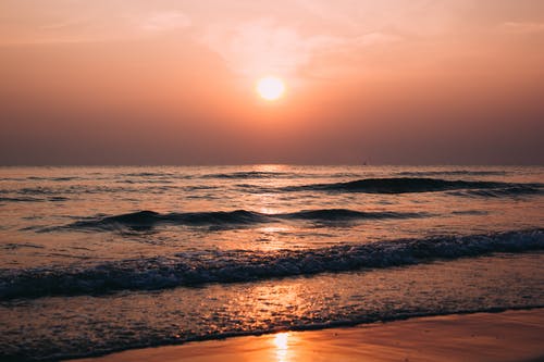 夕阳下的海浪 · 免费素材图片