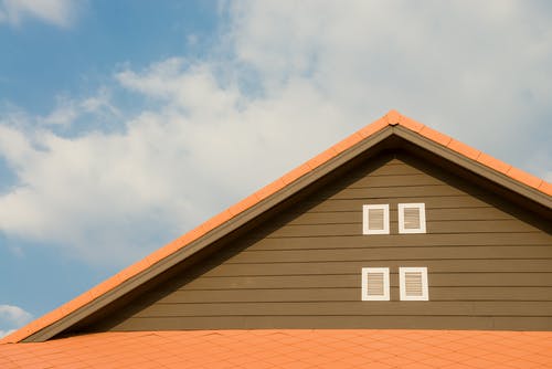 多云的橙色和灰色彩绘的屋顶 · 免费素材图片