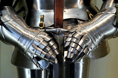 银和棕色的剑与盔甲 · 免费素材图片