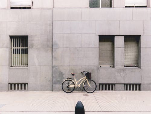 自行车停在混凝土建筑 · 免费素材图片