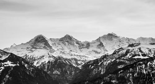 白雪皑皑的山脉 · 免费素材图片