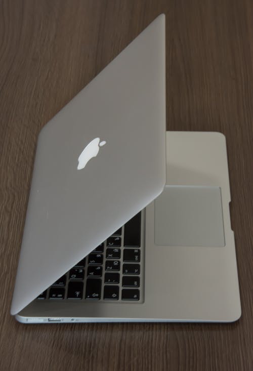棕色表面上的银色macbook · 免费素材图片