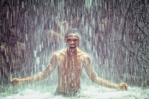 停滞水中的裸照人 · 免费素材图片