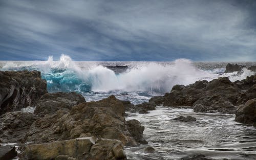 海浪在岩石上破碎 · 免费素材图片