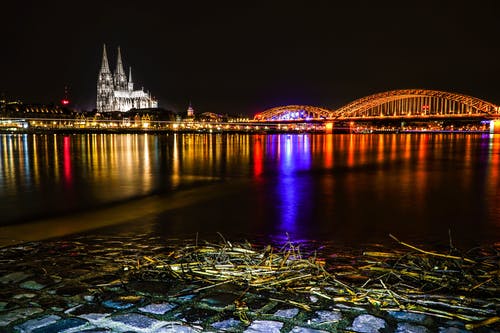 在夜间大教堂附近的桥 · 免费素材图片