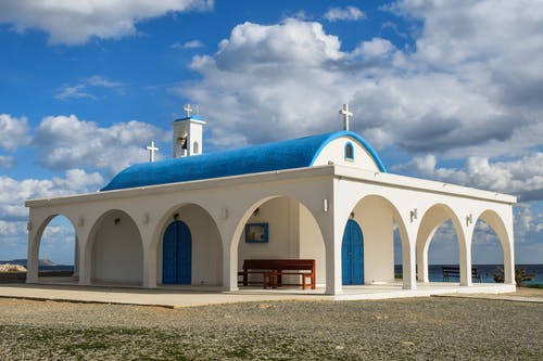 蓝天下的白色和蓝色彩绘的教堂 · 免费素材图片