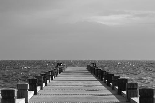 码头的灰度摄影 · 免费素材图片