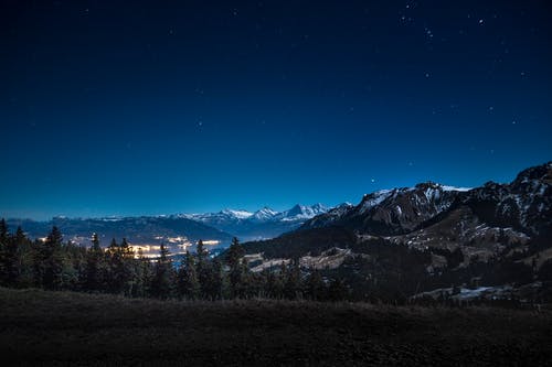 夜间白雪覆盖的山 · 免费素材图片