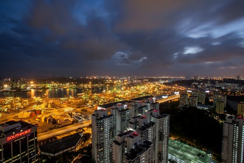 夜间的城市建筑 · 免费素材图片