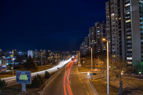 光在路上的时间流逝 · 免费素材图片