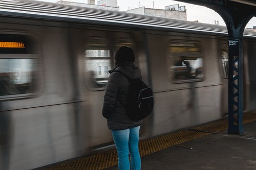 女人在火车站等的照片 · 免费素材图片