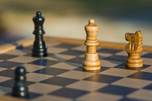 棕色和黑色木制国际象棋棋子 · 免费素材图片
