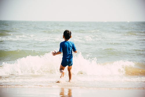 男孩在海边散步 · 免费素材图片