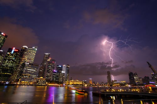 城市景观的闪电和天际线照片 · 免费素材图片