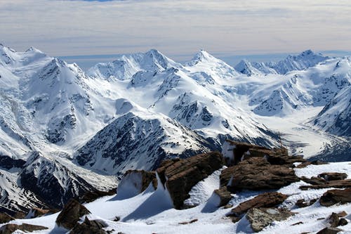 积雪覆盖的山脉的航拍 · 免费素材图片